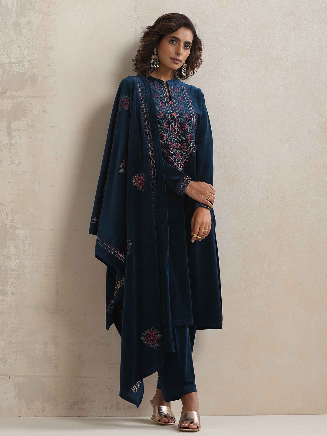 

trueBrowns Women Floral Embroidered Regular Thread Work Velvet Kurta with Trousers & With Dupatta, Blue