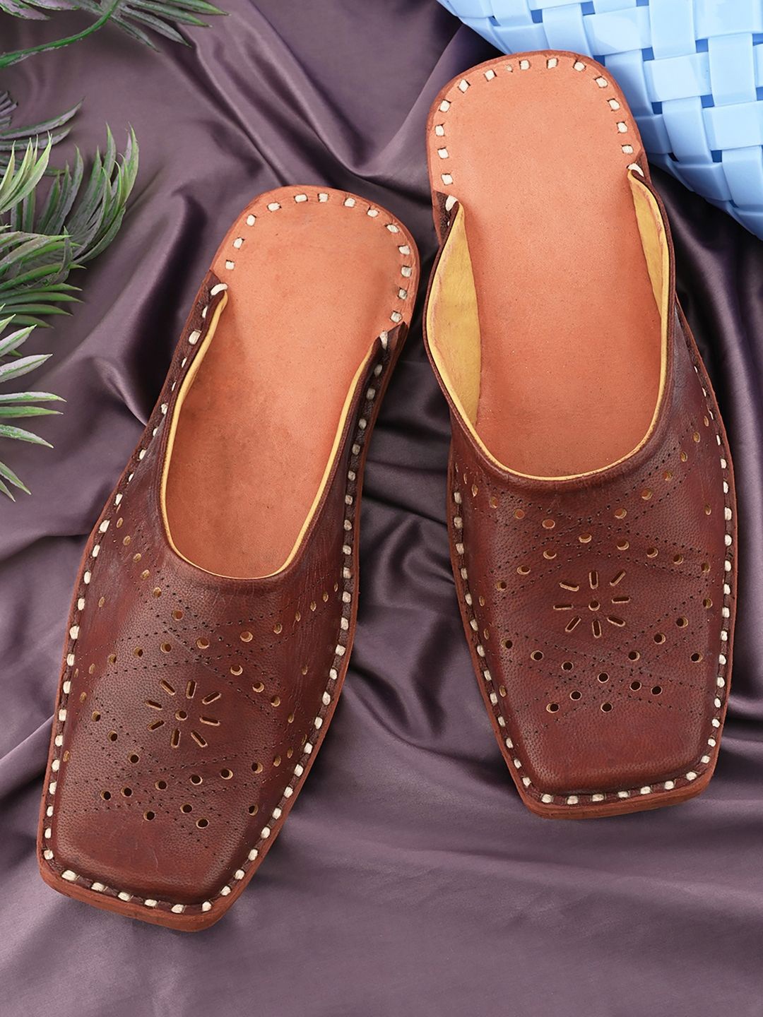 

Apratim Men Ethnic Mojaris Flats, Brown