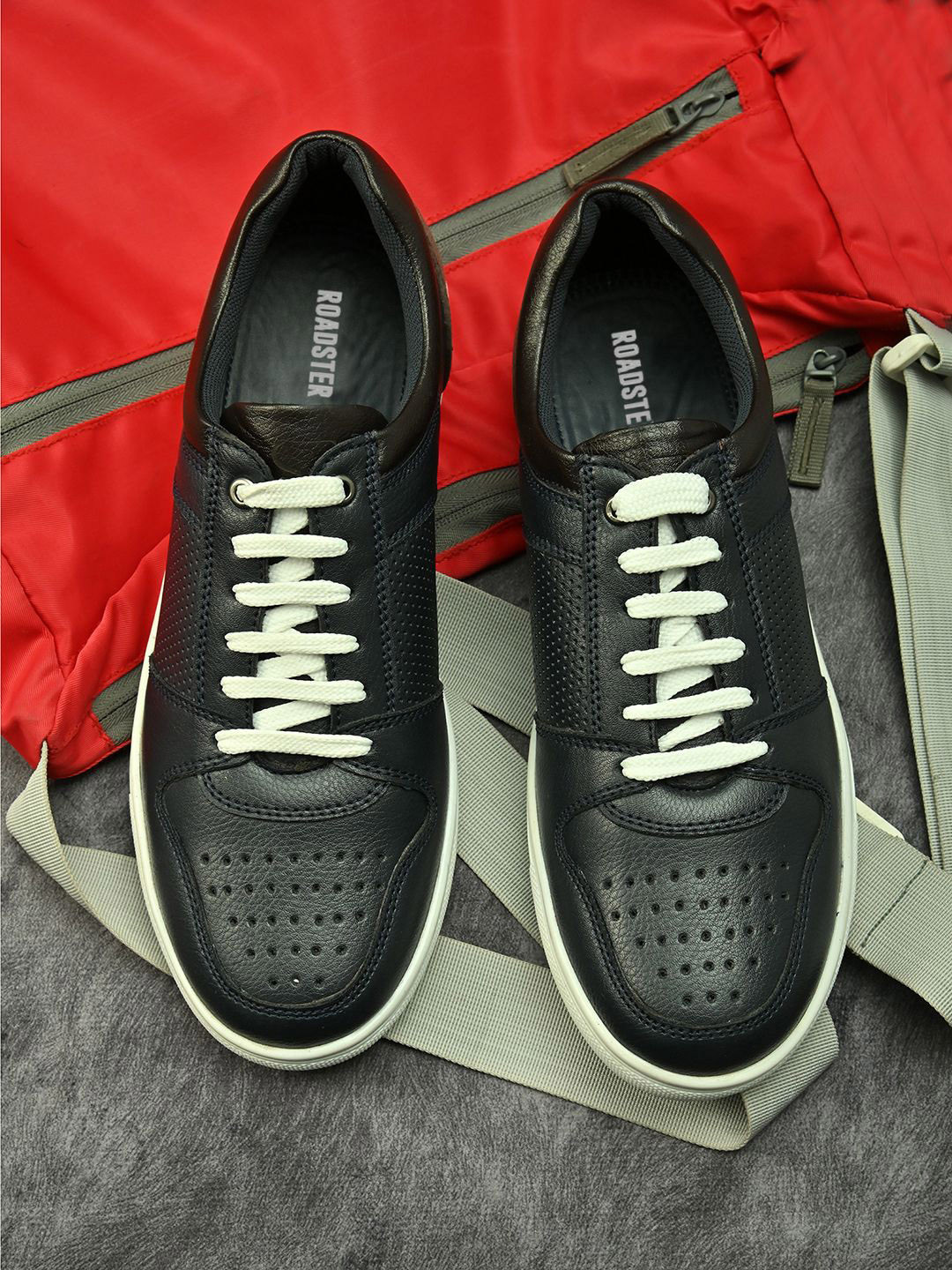 

The Roadster Lifestyle Co. Men Casual Sneakers, Blue