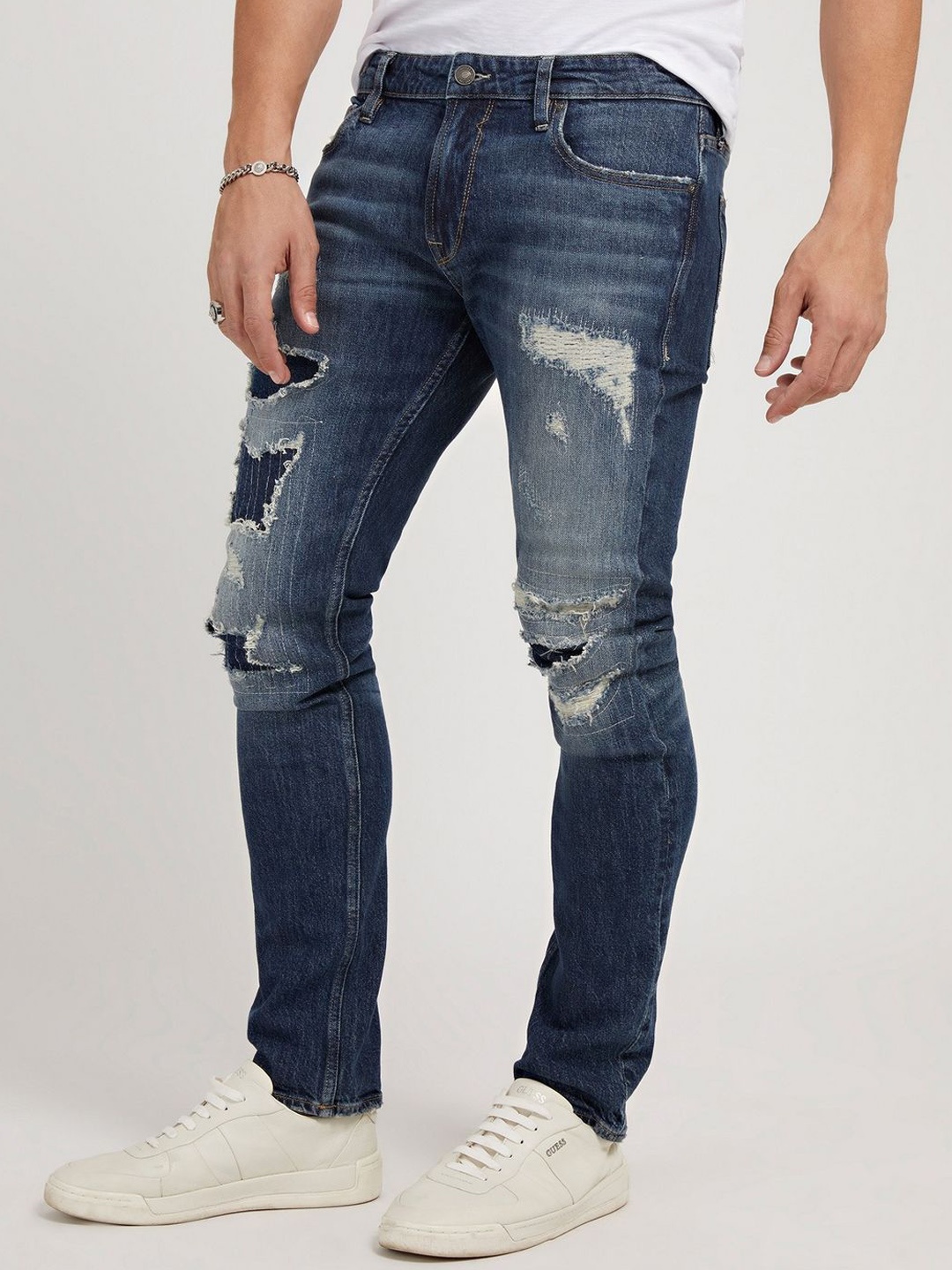 

GUESS Men Slim Fit Low Distress Heavy Fade Jeans, Blue