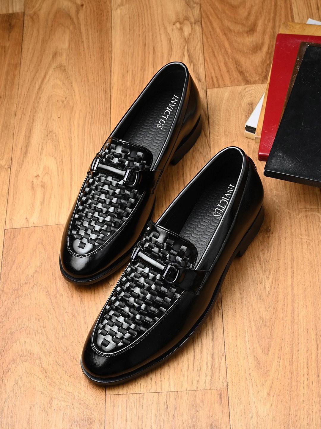 

INVICTUS Men Textured Formal Loafers, Black