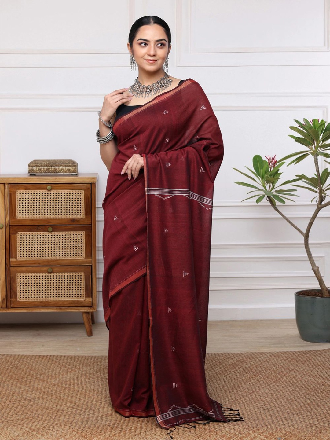 

Sutra Art of Clothing Floral Zari Pure Cotton Handloom Jamdani Saree, Maroon