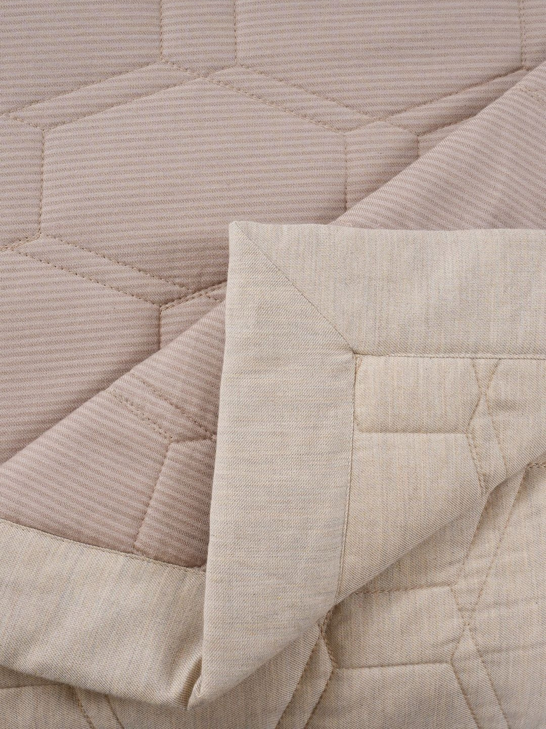 

MASPAR Pin Stripe Beige Textured 110 GSM AC Quilt