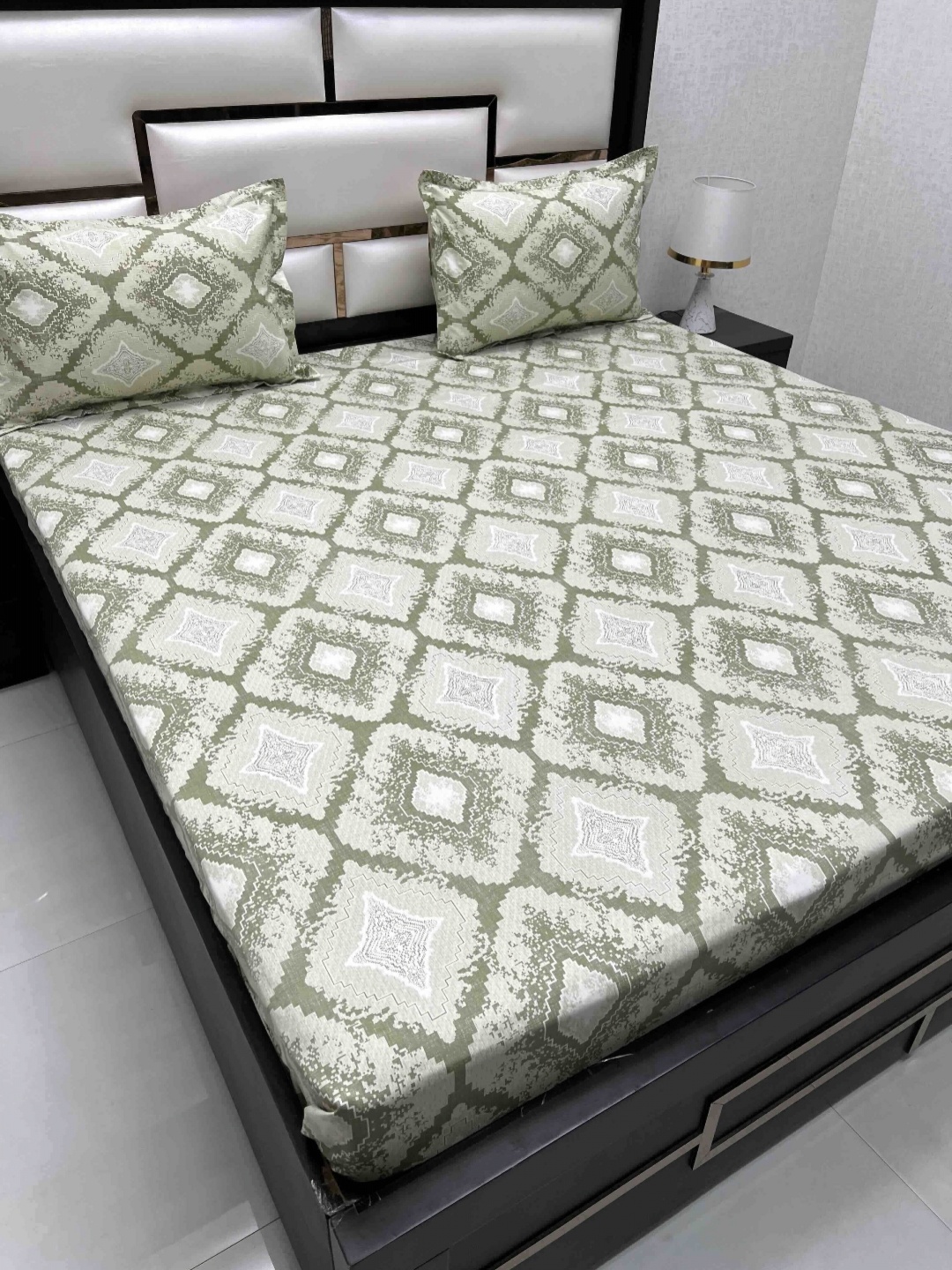 

Pure Decor Royal Passion Green Geometric Cotton 380 TC Queen Bedsheet Set 2.27 m x 2.56 m