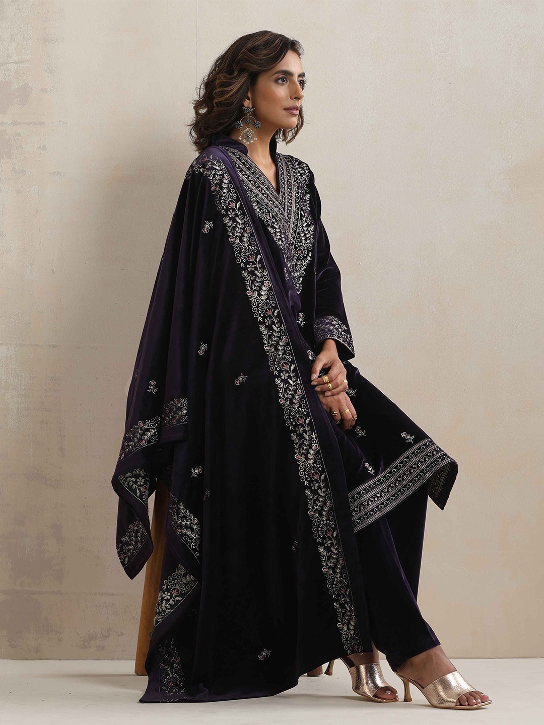 

trueBrowns Women Floral Embroidered Regular Thread Work Velvet Kurta with Trousers & With Dupatta, Purple