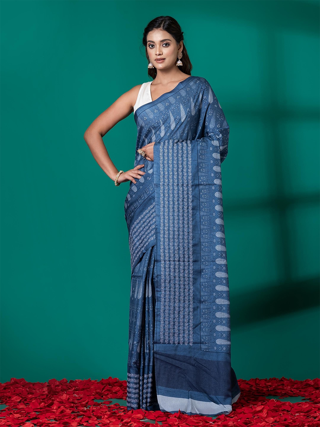 

VIBHAVARI Floral Silk Blend Saree, Blue