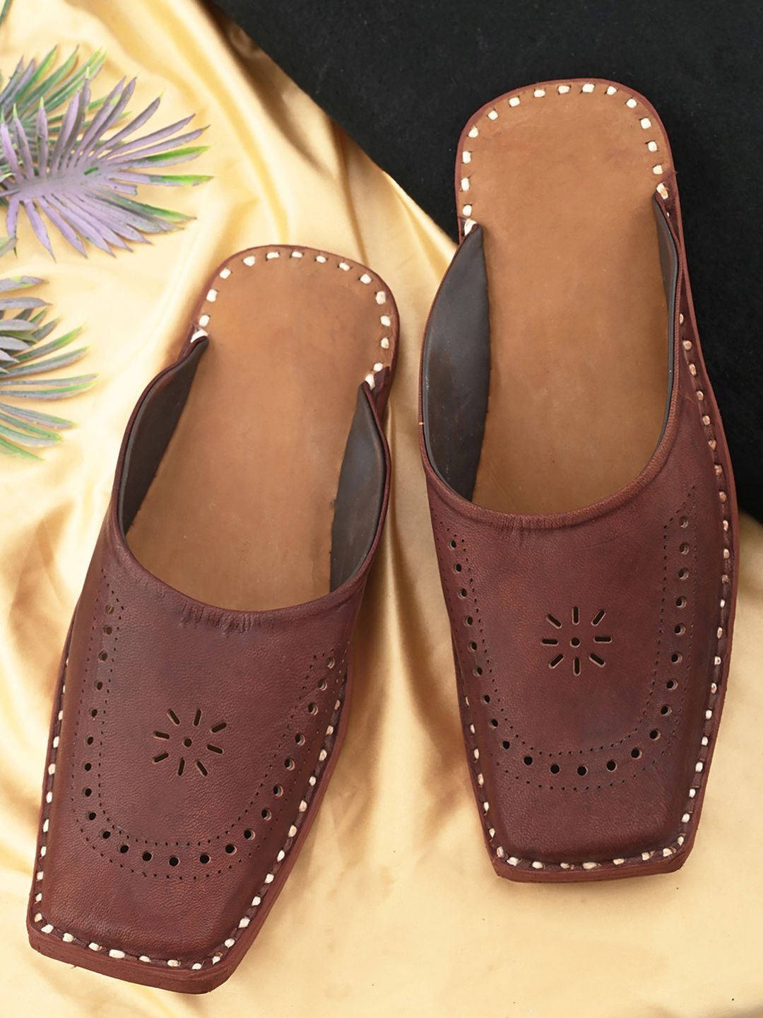 

Apratim Men Textured Leather Mules, Brown
