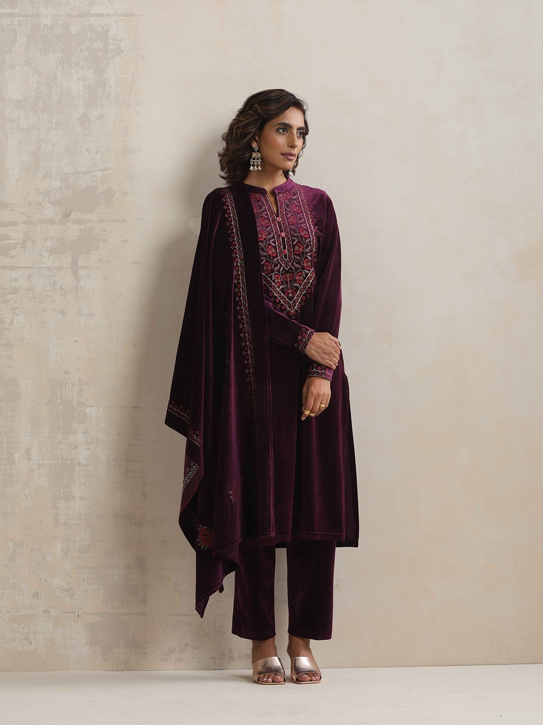 

trueBrowns Women Floral Embroidered Regular Thread Work Velvet Kurta with Trousers & With Dupatta, Purple