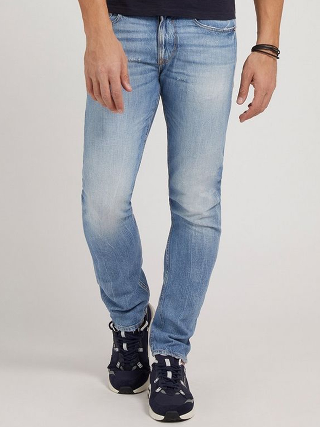 

GUESS Men Slim Fit Low Distress Heavy Fade Jeans, Blue