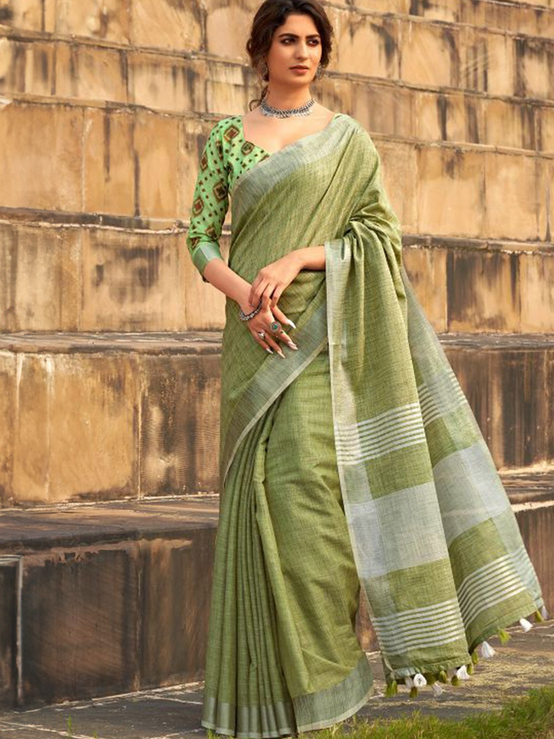 

DEVATITHI Woven Design Zari Linen Blend Saree, Green