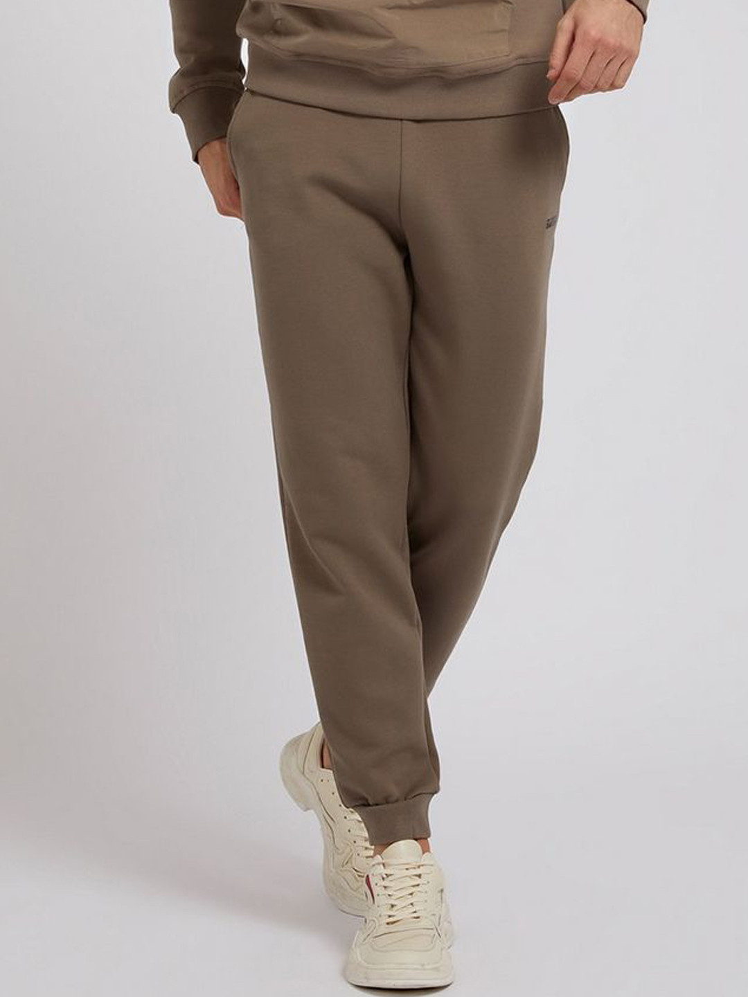 

GUESS Men Mid Rise Joggers, Brown