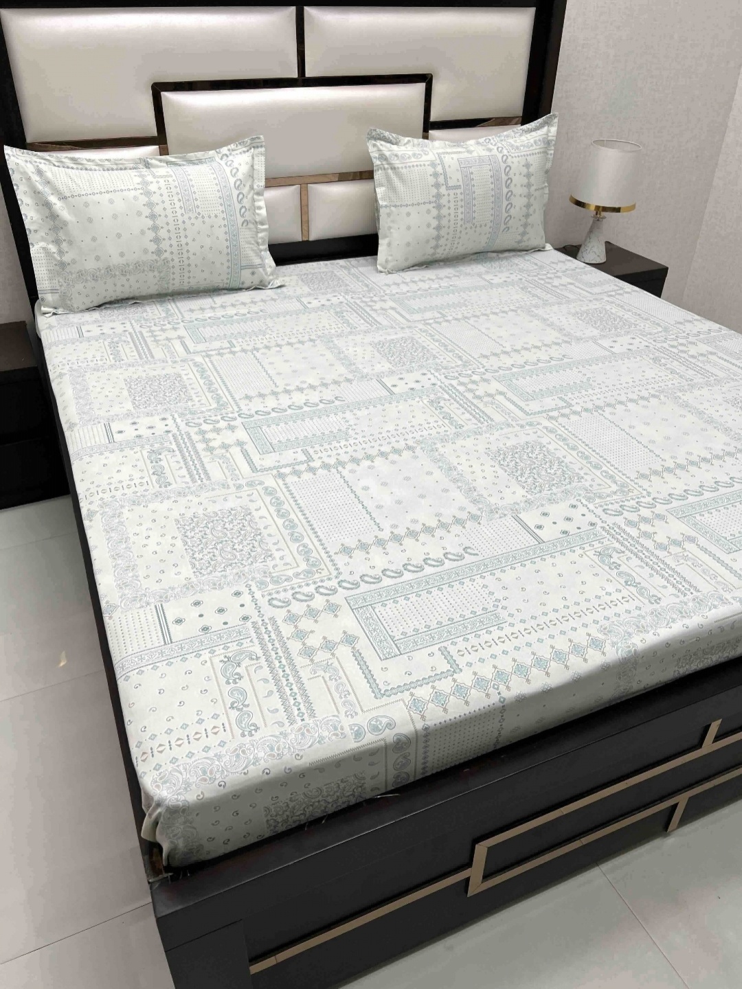 

Pure Decor Royal Passion White 240 TC Pure Cotton Queen Bedsheet Set-2.27 m x 2.55 m, Green