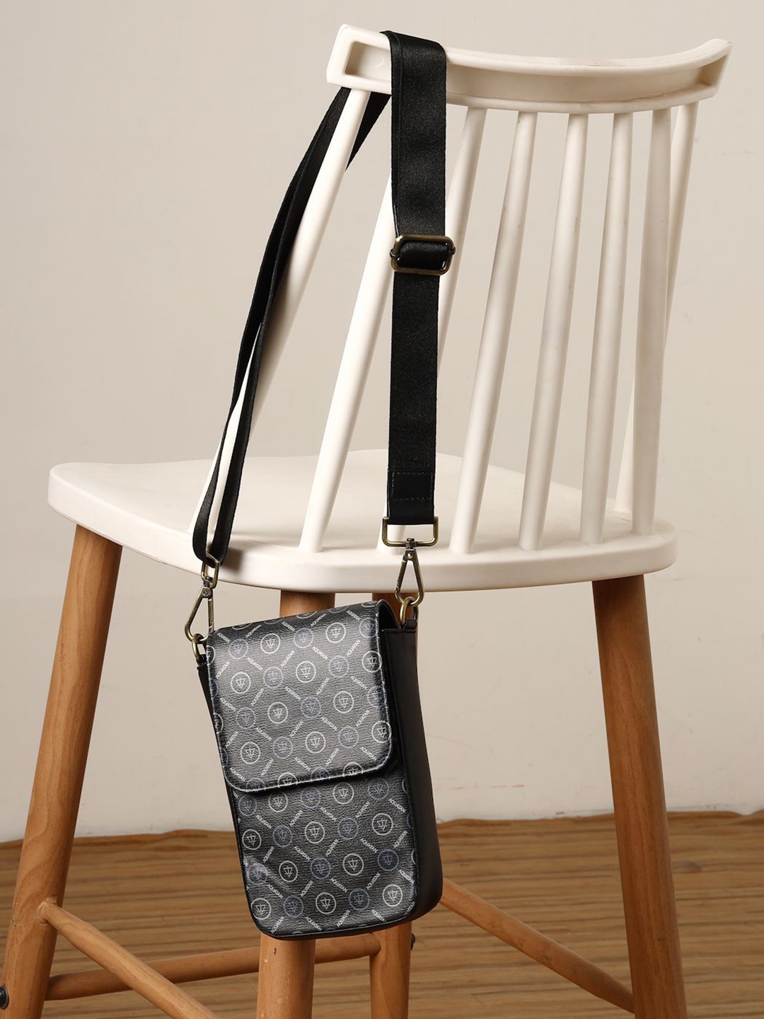 

AQUATAN Men Printed Messenger Bag, Black