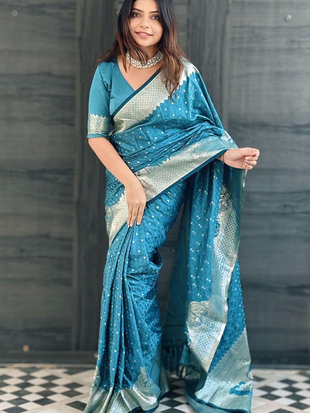 

DEVATITHI Woven Design Zari Silk Blend Banarasi Saree, Turquoise blue