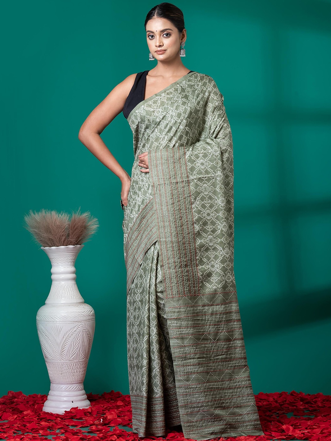 

VIBHAVARI Silk Blend Saree, Green