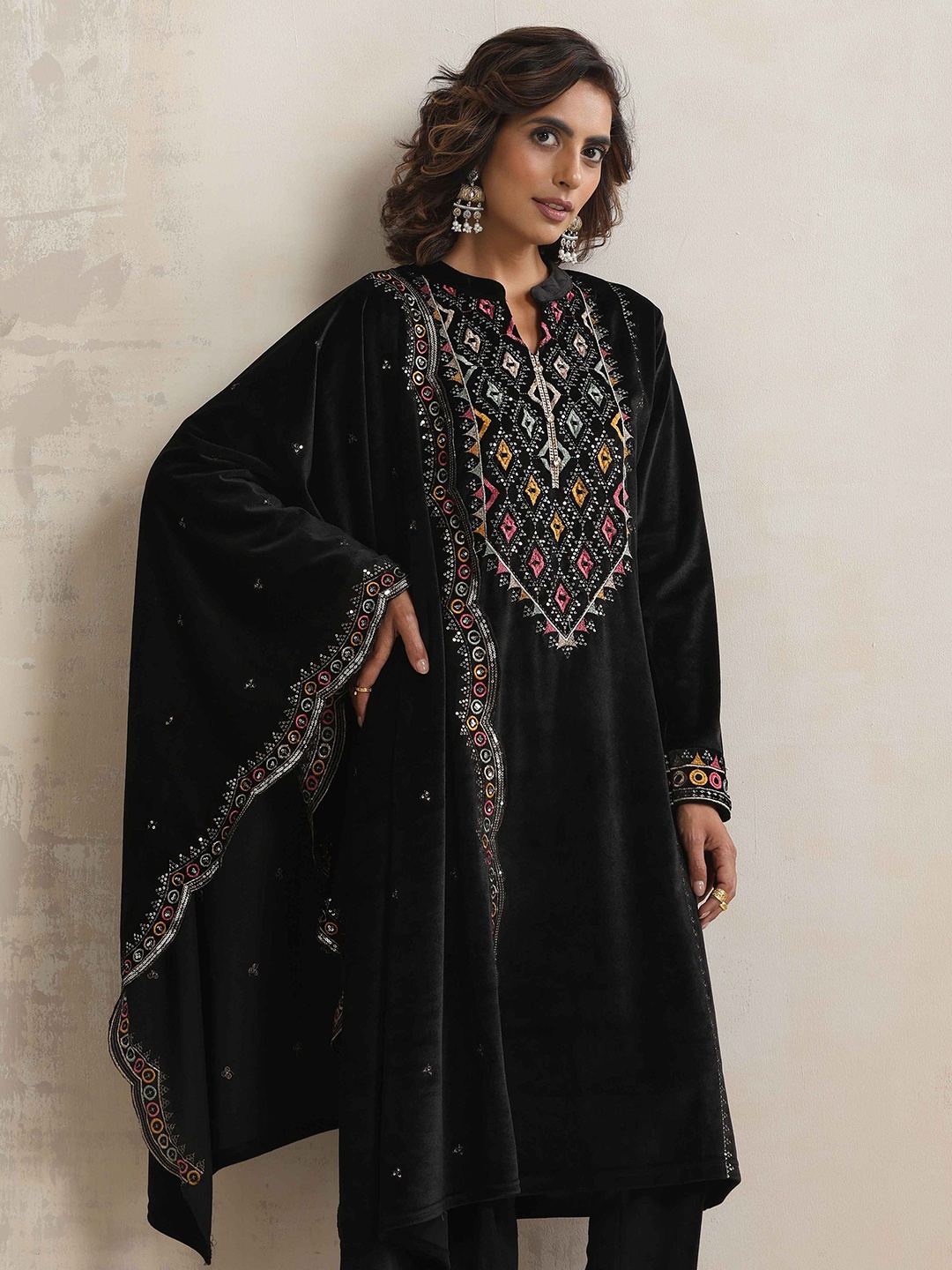 

trueBrowns Women Embroidered Regular Thread Work Velvet Kurta with Trousers & With Dupatta, Black