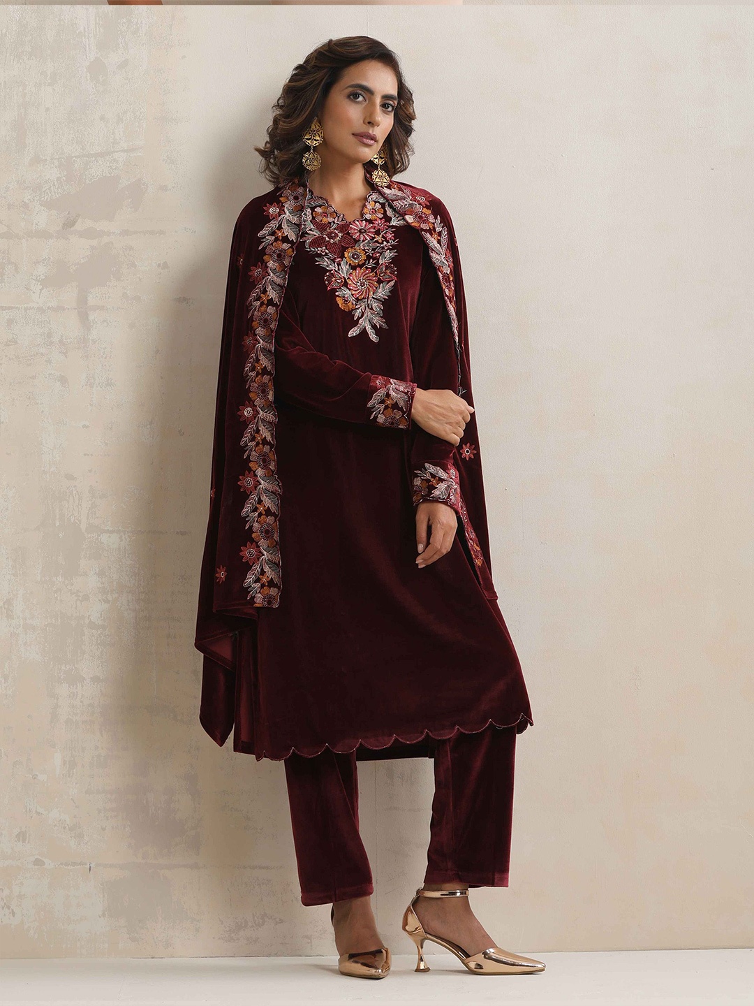 

trueBrowns Women Floral Embroidered Regular Thread Work Velvet Kurta with Trousers & With Dupatta, Maroon