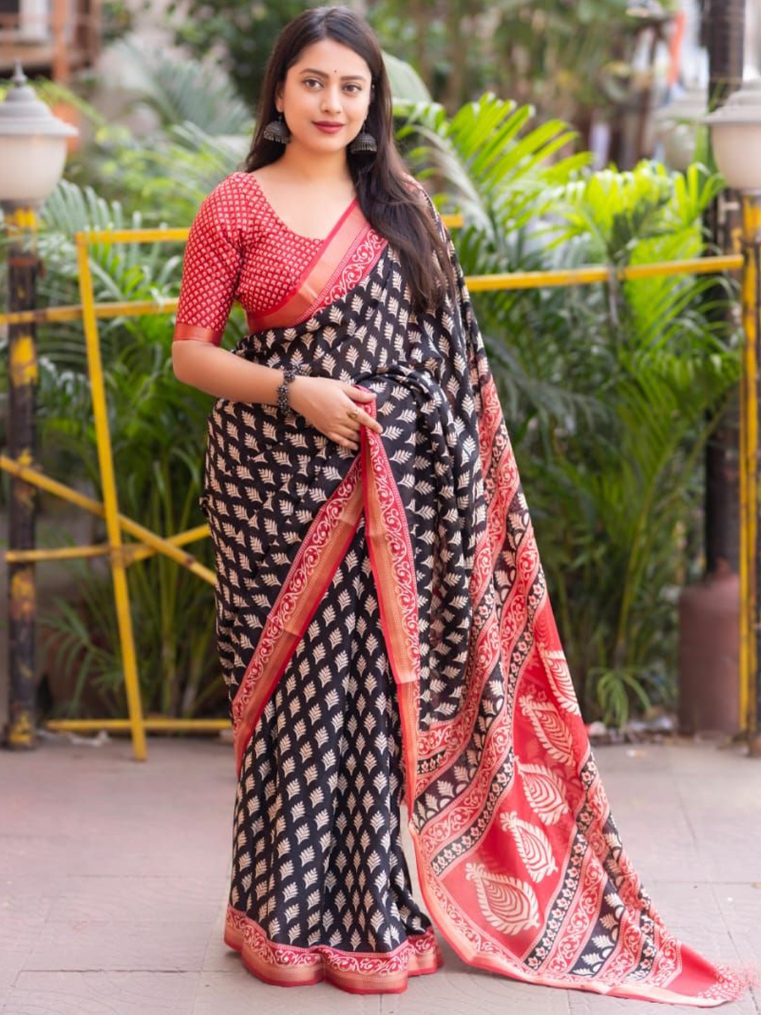 

STAVA CREATION Ethnic Motifs Zari Kanjeevaram Saree, Black