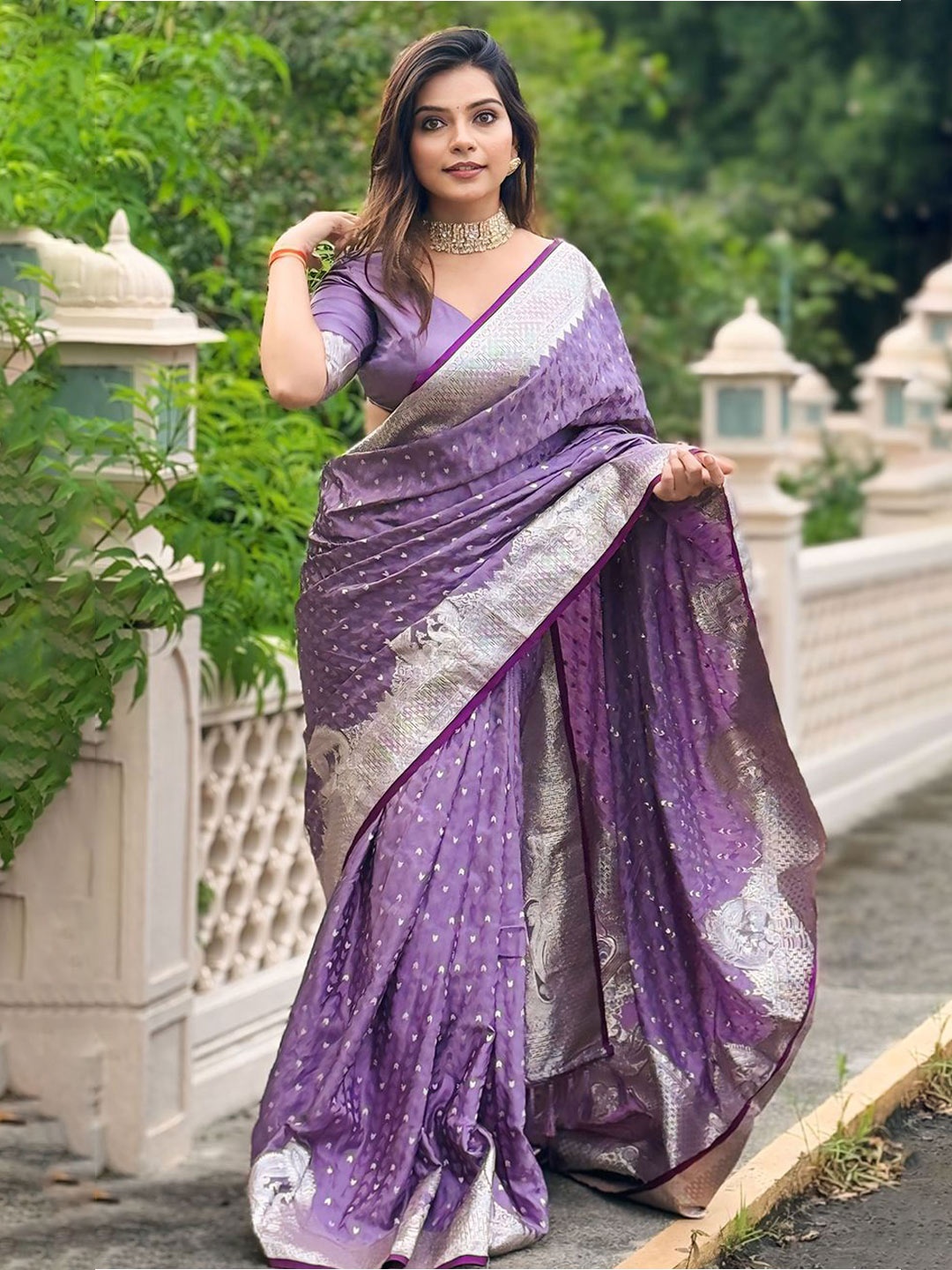 

DEVATITHI Woven Design Zari Silk Blend Banarasi Saree, Purple