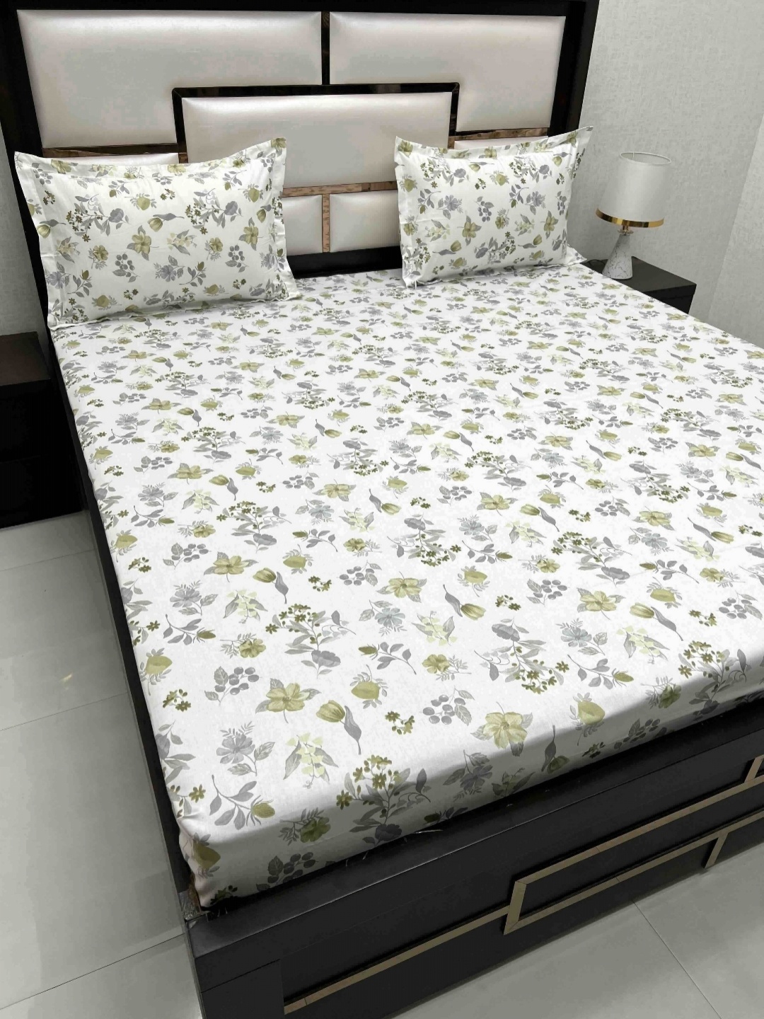 

Pure Decor Royal Passion White Floral Cotton 250 TC Queen Bedsheet Set 2.25 m x 2.55 m