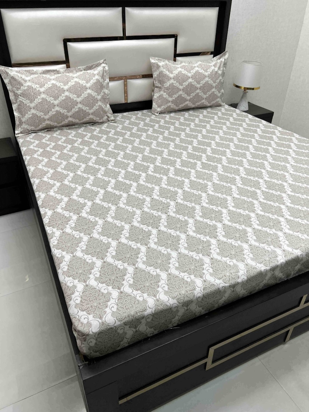 

Pure Decor Royal Passion White 260 TC Pure Cotton Queen Bedsheet Set-2.27 m x 2.55 m, Brown