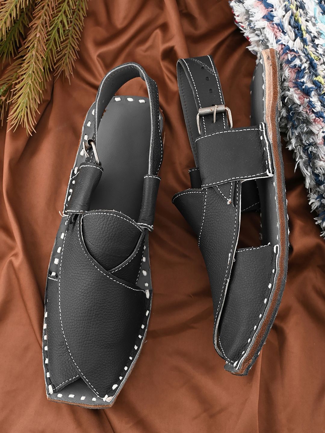 

Apratim Men Ethnic Mules Flats, Black
