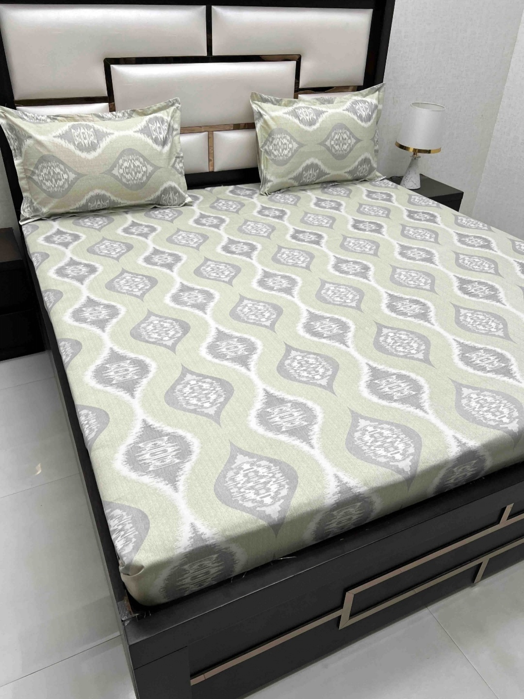 

Pure Decor Royal Passion Green 250 TC Pure Cotton Queen Bedsheet Set-2.27 m x 2.55 m