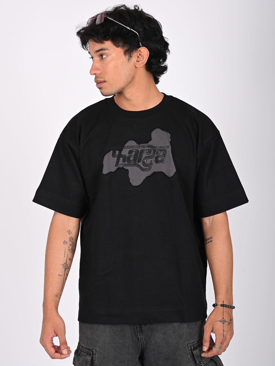

FARDA Unisex Brand Logo Drop-Shoulder Sleeves Cut Outs T-shirt, Black