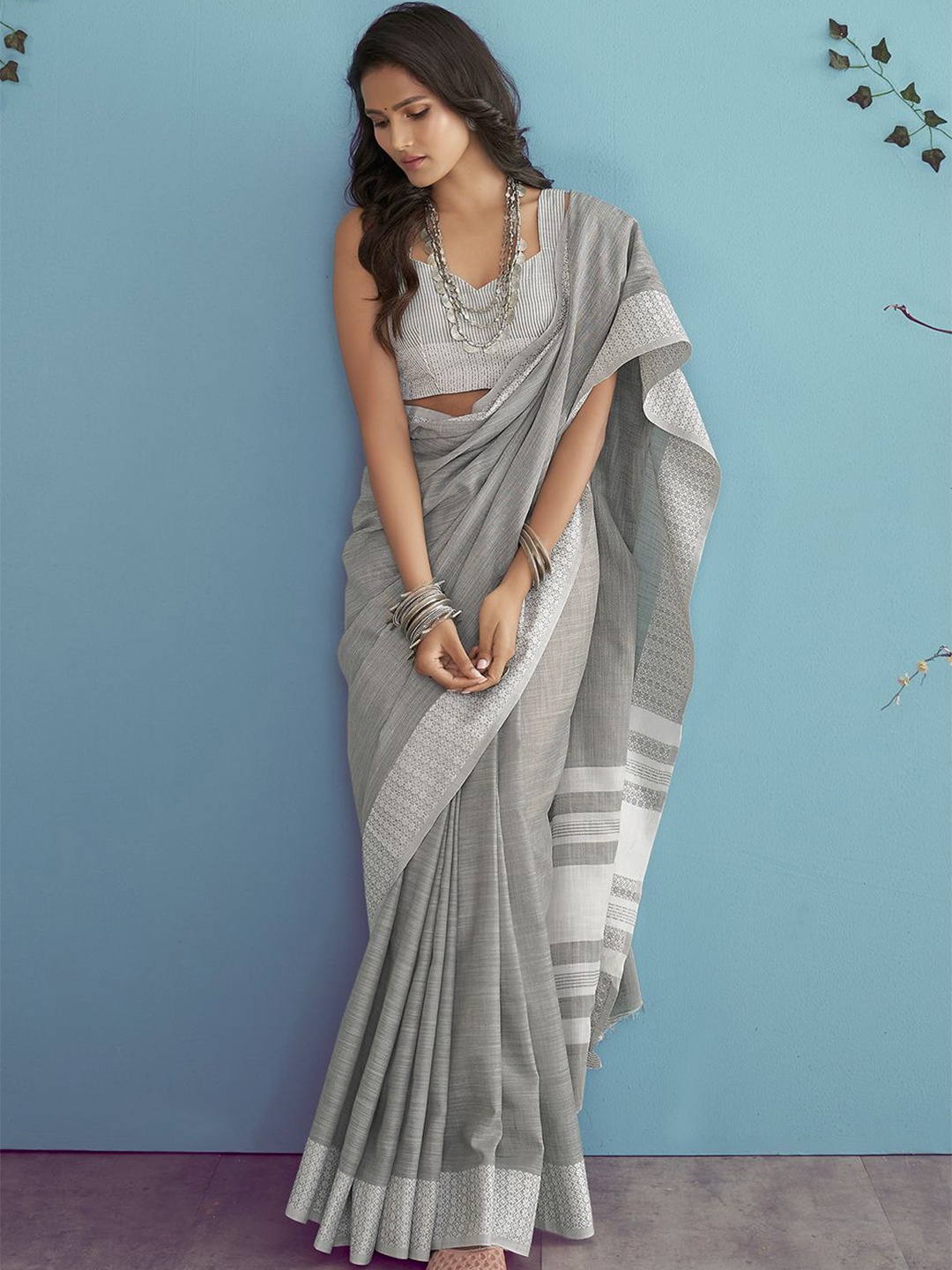 

DEVATITHI Linen Blend Saree, Grey