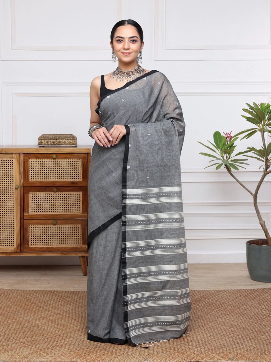 

Sutra Art of Clothing Woven Design Pure Cotton Jamdani Saree, Grey