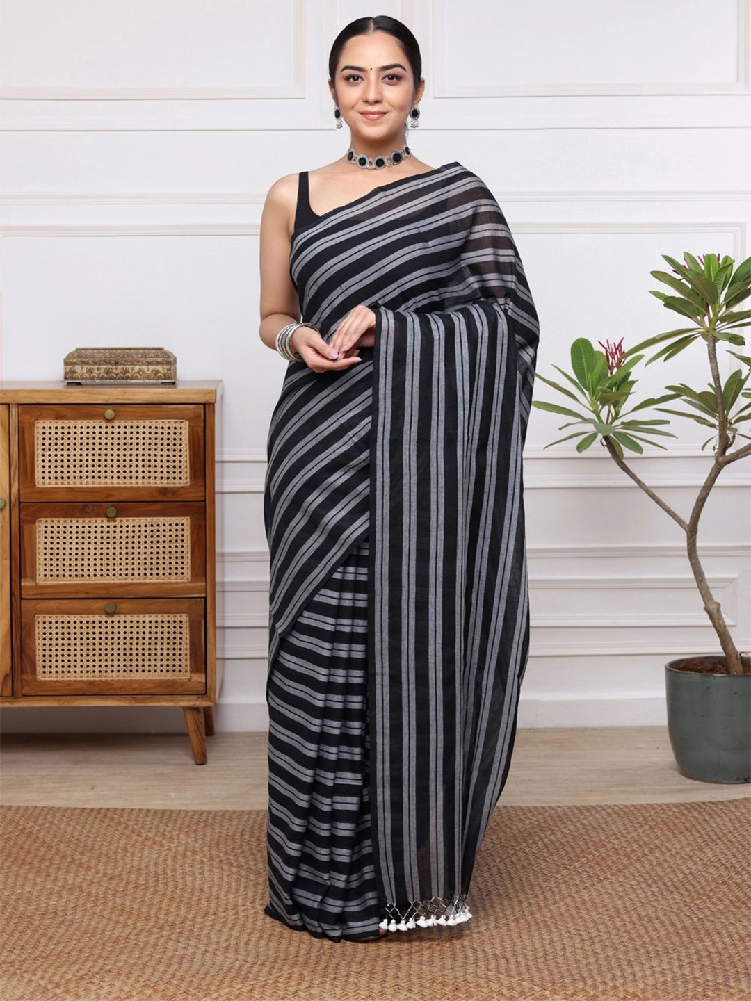 

Sutra Art of Clothing Striped Pure Cotton Fusion Jamdani Saree, Black