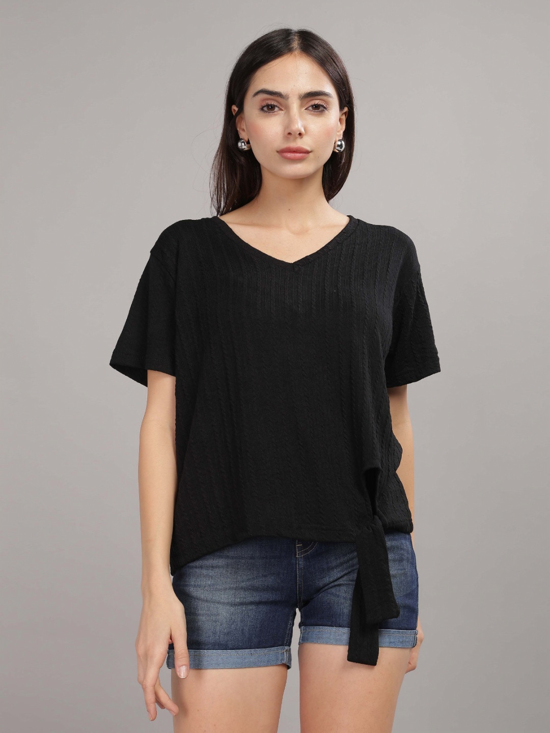 

HEYLAY Women V-Neck Extended Sleeves T-shirt, Black