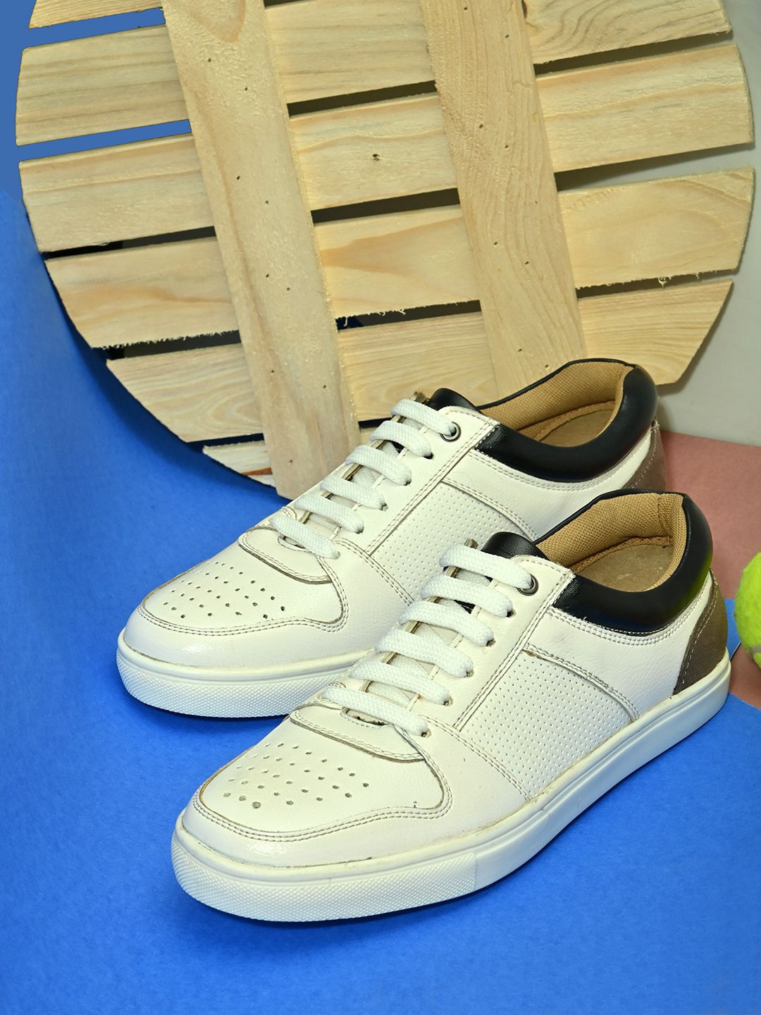 

The Roadster Lifestyle Co Men Lightweight Casual Sneakers, White