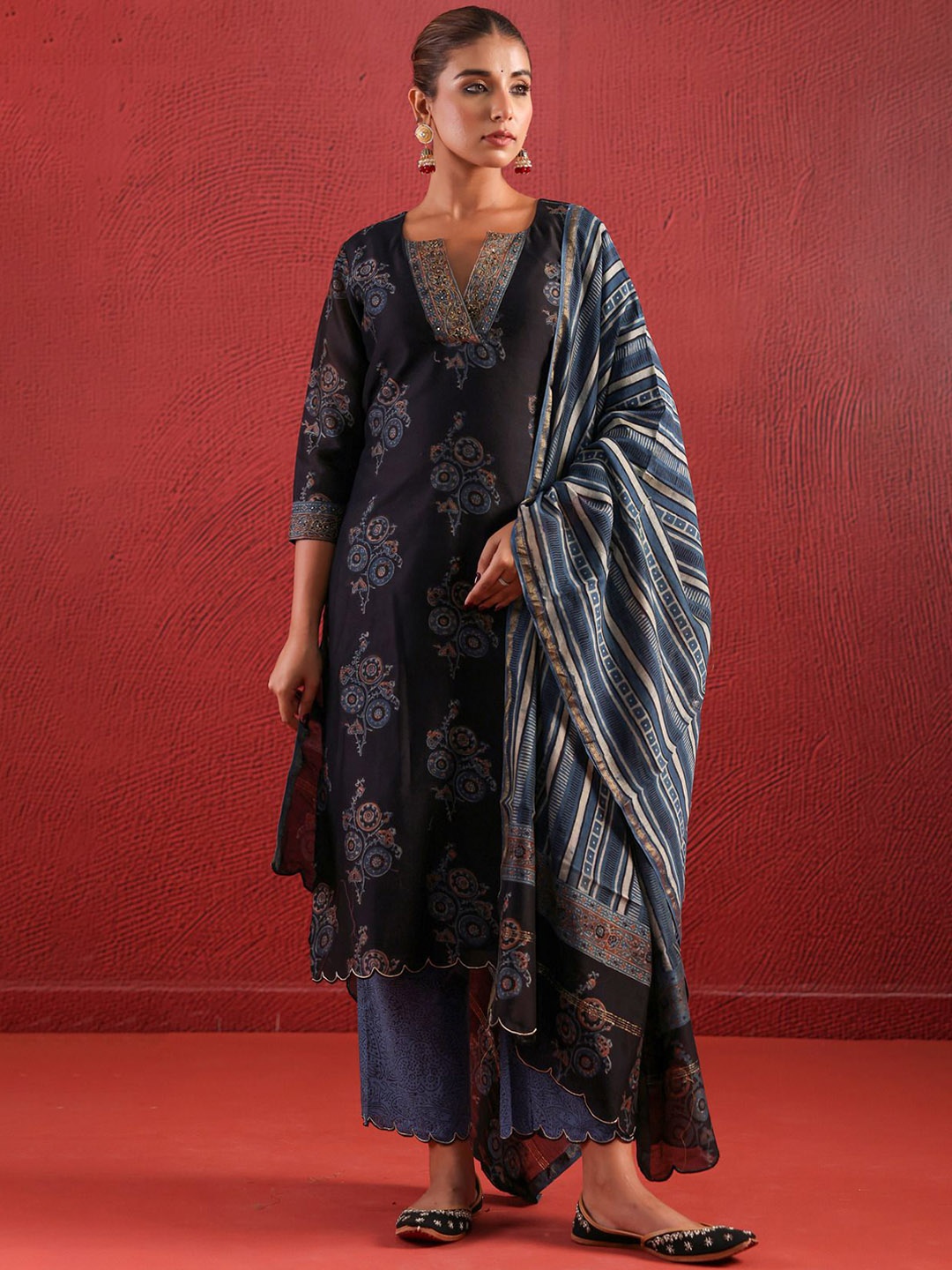 

JAIPURIBANNO Women Ethnic Motifs Embroidered Regular Chanderi Silk Kurta with Trousers & With Dupatta, Black