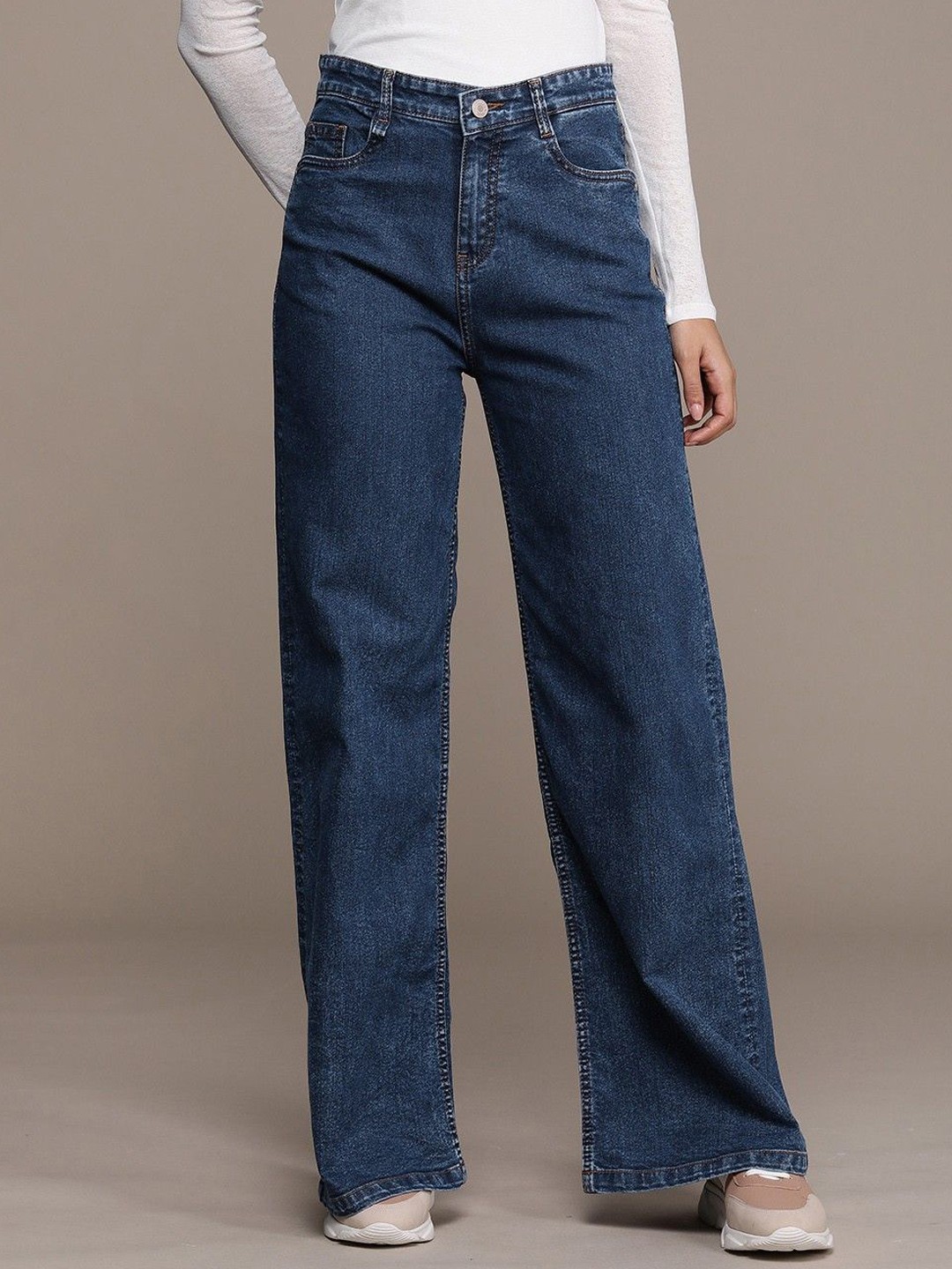

The Roadster Lifestyle Co Women High Rise Flared No Faded Jeans, Blue