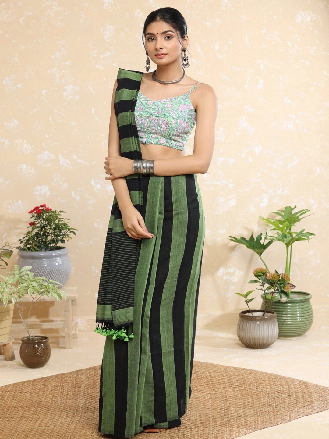 

Sutra Art of Clothing Striped Pure Cotton Handloom Jamdani Saree, Black