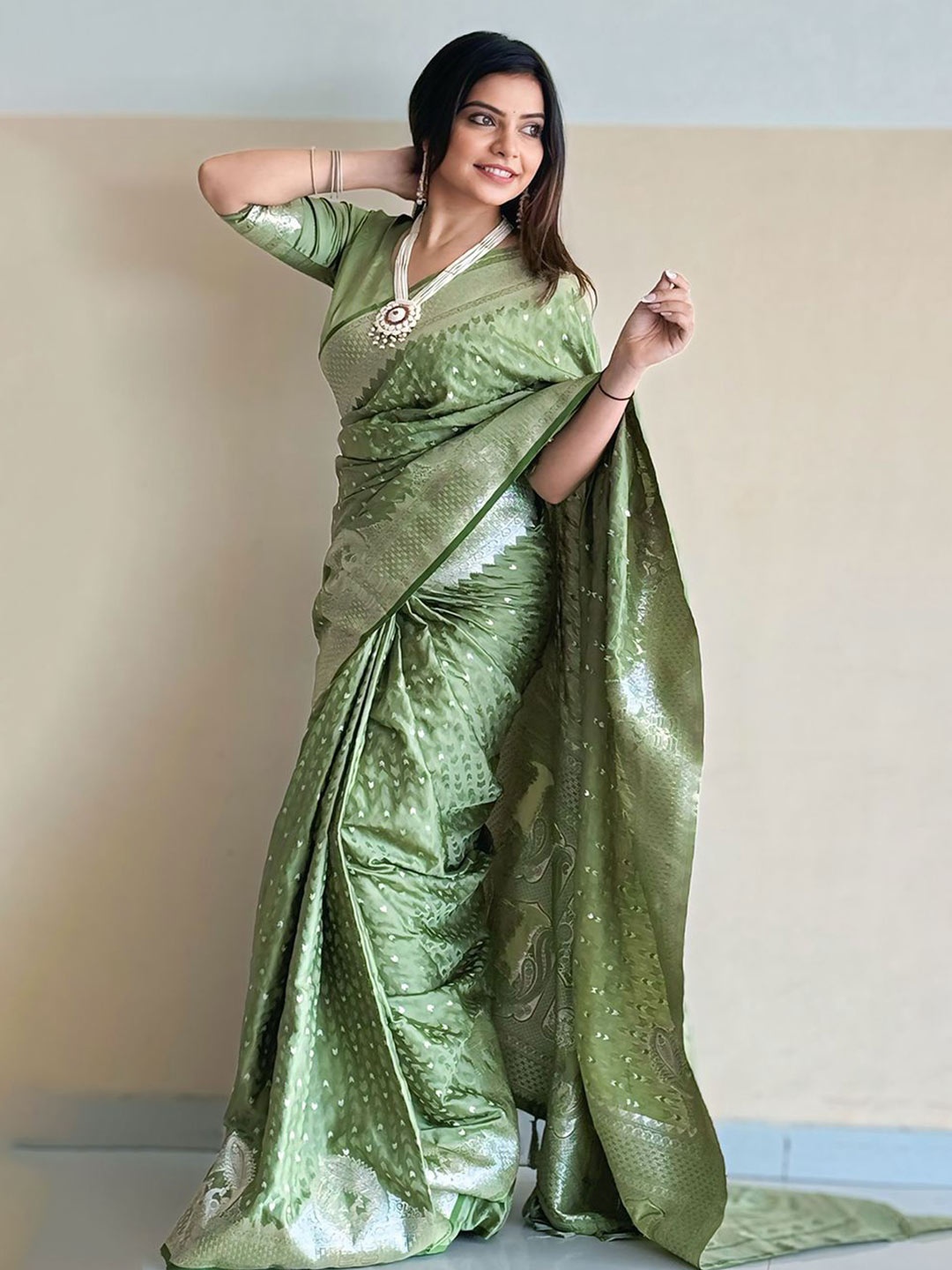 

DEVATITHI Woven Design Zari Silk Blend Banarasi Saree, Lime green