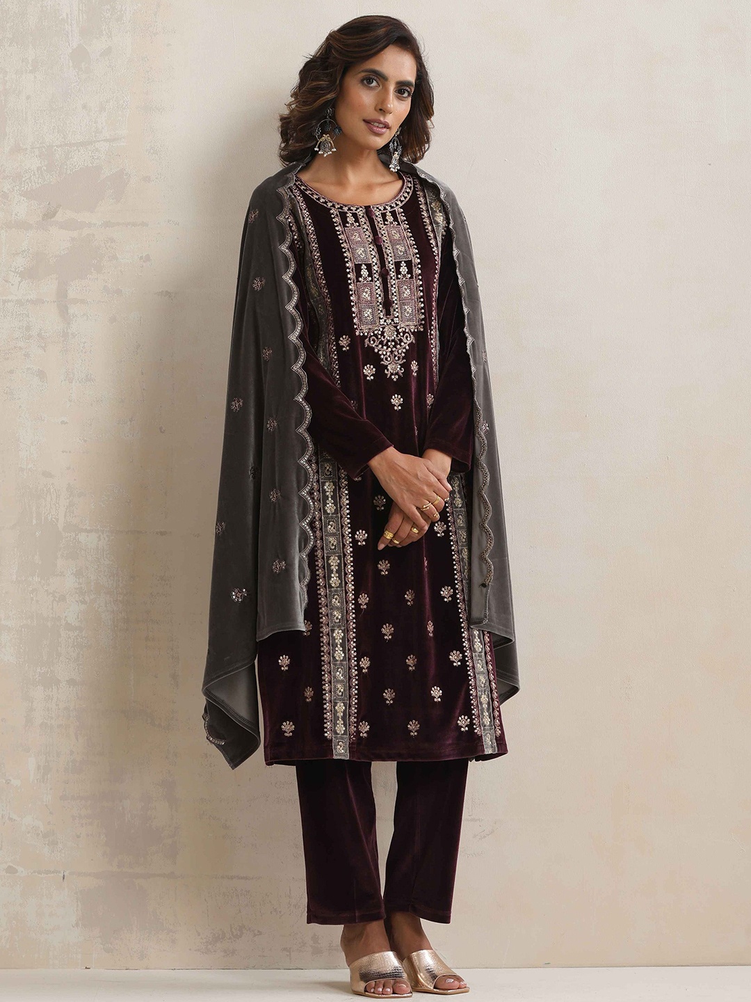 

trueBrowns Women Floral Embroidered Regular Thread Work Velvet Kurta with Trousers & With Dupatta, Purple