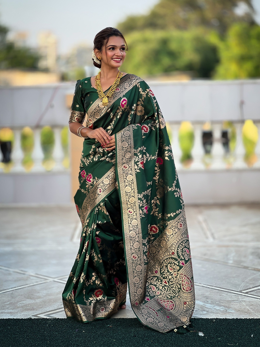 

YAVIRA SILK Woven Design Zari Pure Silk Banarasi Saree, Green