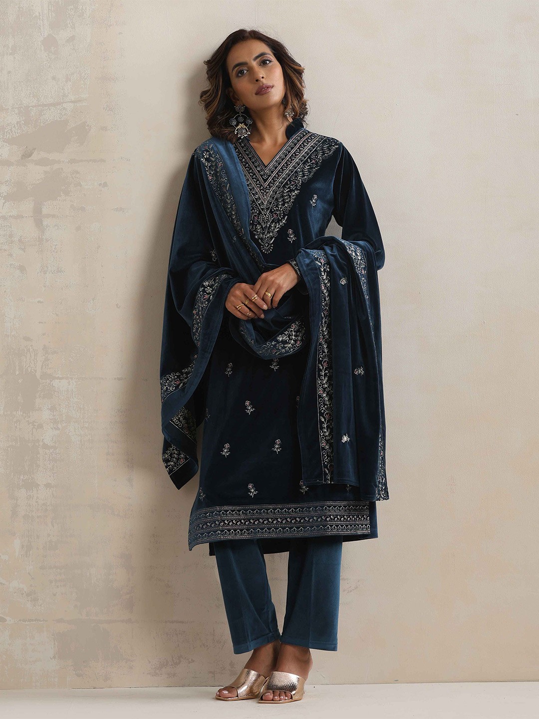 

trueBrowns Women Floral Embroidered Regular Thread Work Velvet Kurta with Trousers & With Dupatta, Blue