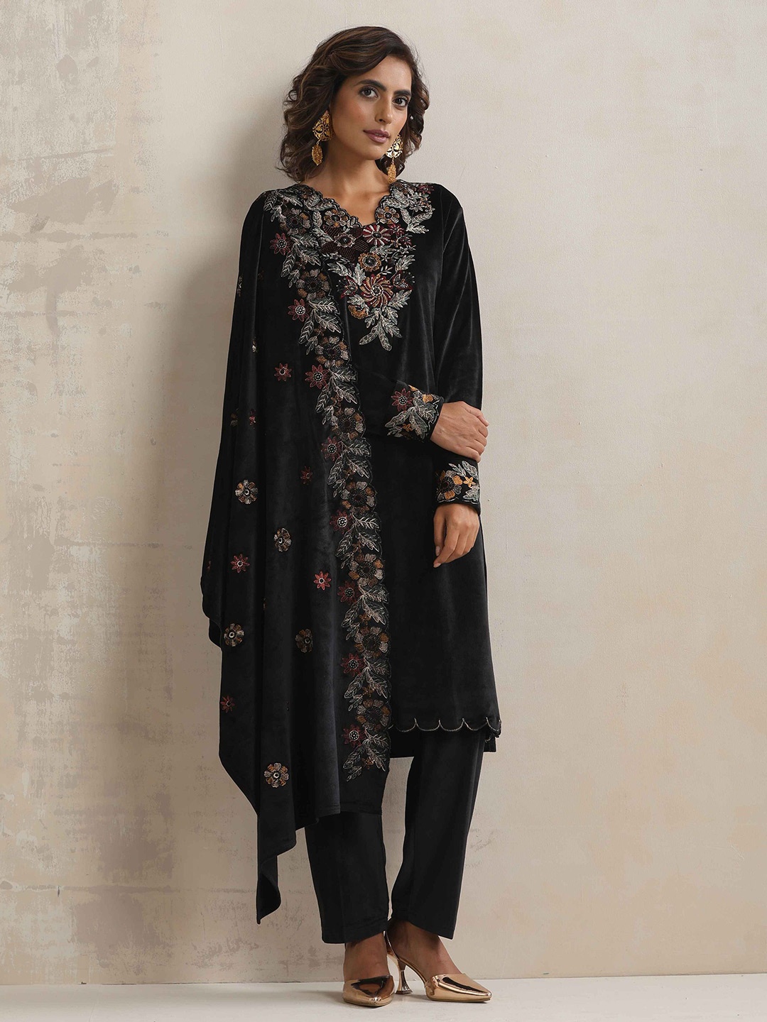 

trueBrowns Women Floral Embroidered Regular Beads and Stones Velvet Kurta with Trousers & With Dupatta, Black