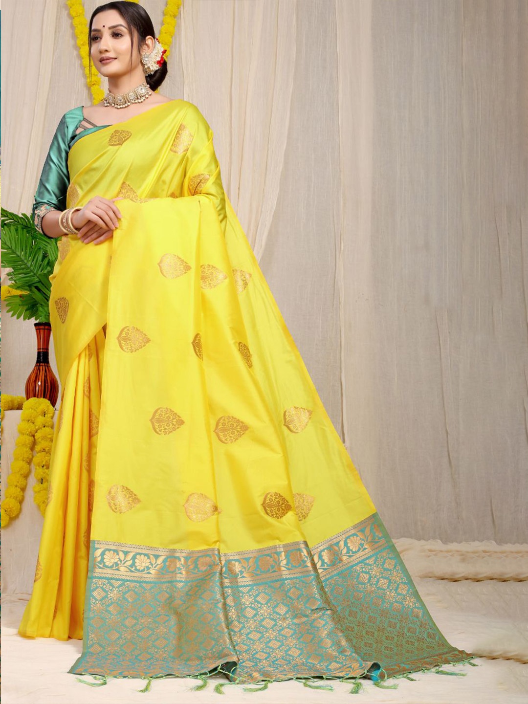 

Royal Rajgharana Saree Woven Design Zari Pure Silk Banarasi Sarees, Yellow