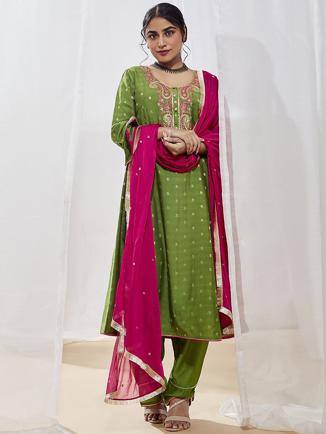

VASTRAMAY Women Paisley Embroidered Regular Thread Work Linen Kurta with Pyjamas & With Dupatta, Green