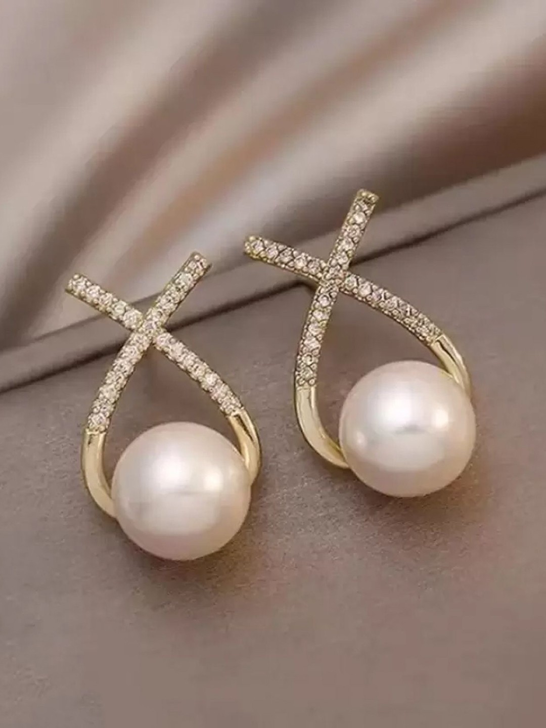 

PolluxCraft Floral Studs Earrings, White