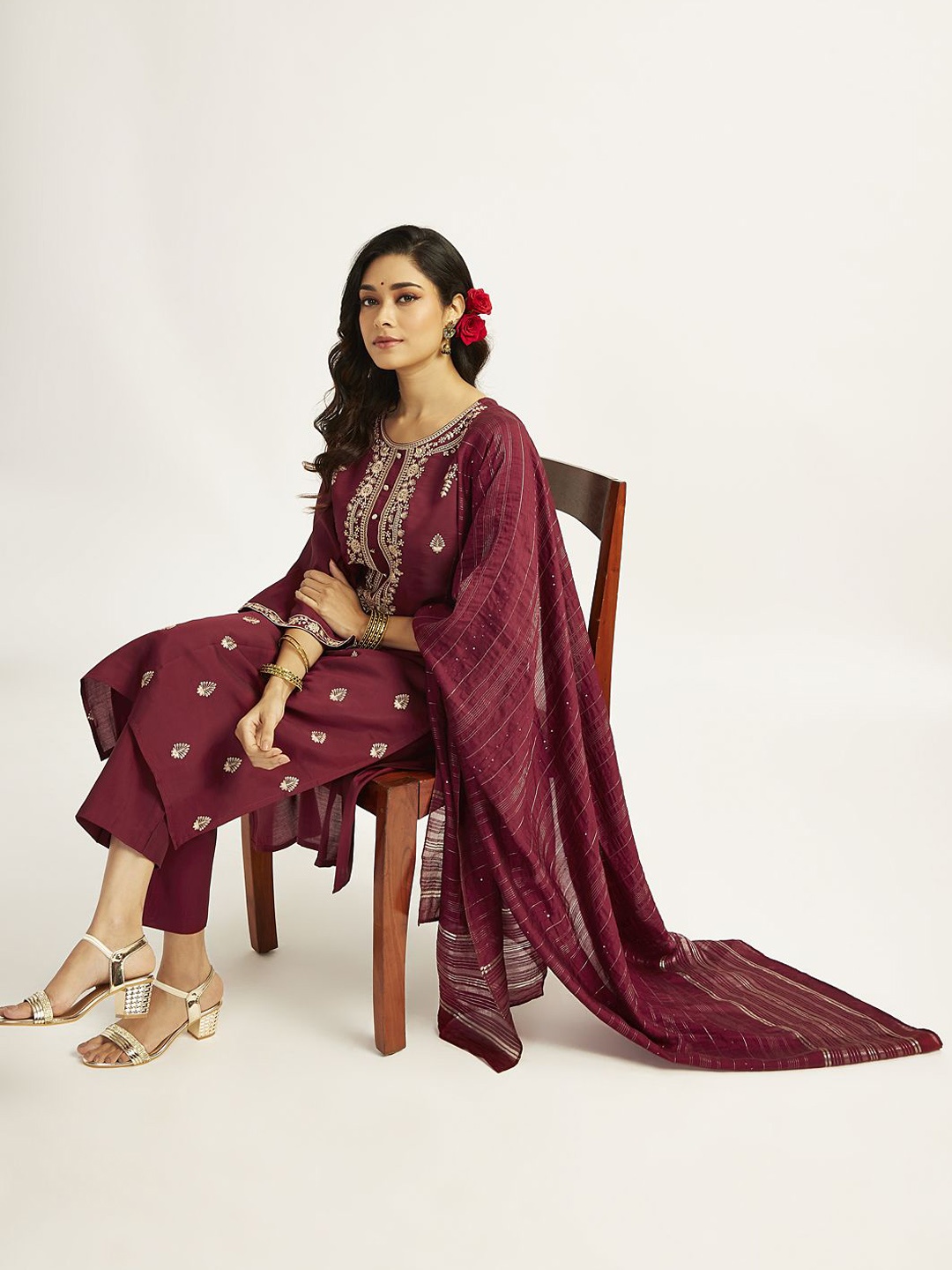 

VASTRAMAY Women Floral Embroidered Regular Thread Work Kurta with Pyjamas & With Dupatta, Maroon