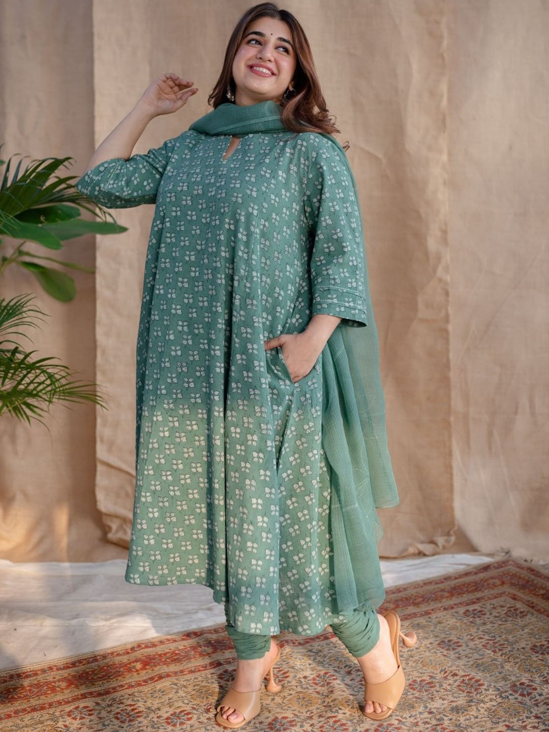 

THE INDIAN ETHNIC CO Women Floral Printed Thread Work Handloom Kurta, Green