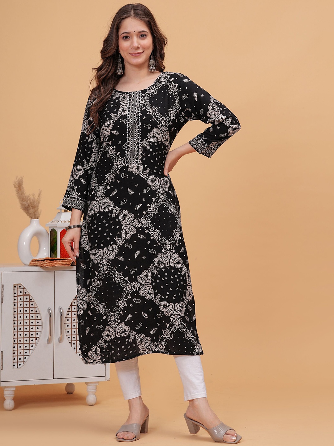 

PURSHOTTAM WALA Women Printed Gotta Patti Floral Kurta, Black
