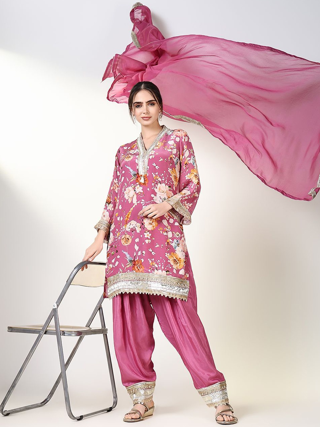 

SHOWOFF Women Floral Printed Regular Gotta Patti Kurti with Patiala & With Dupatta, Pink