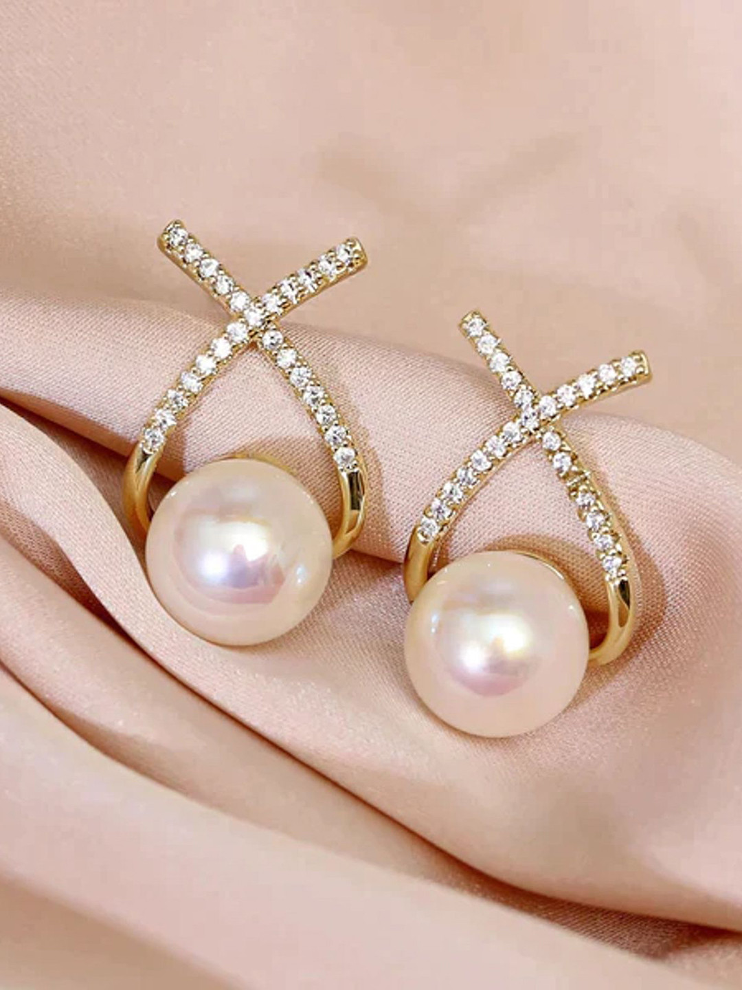 

PolluxCraft Floral Studs Earrings, White