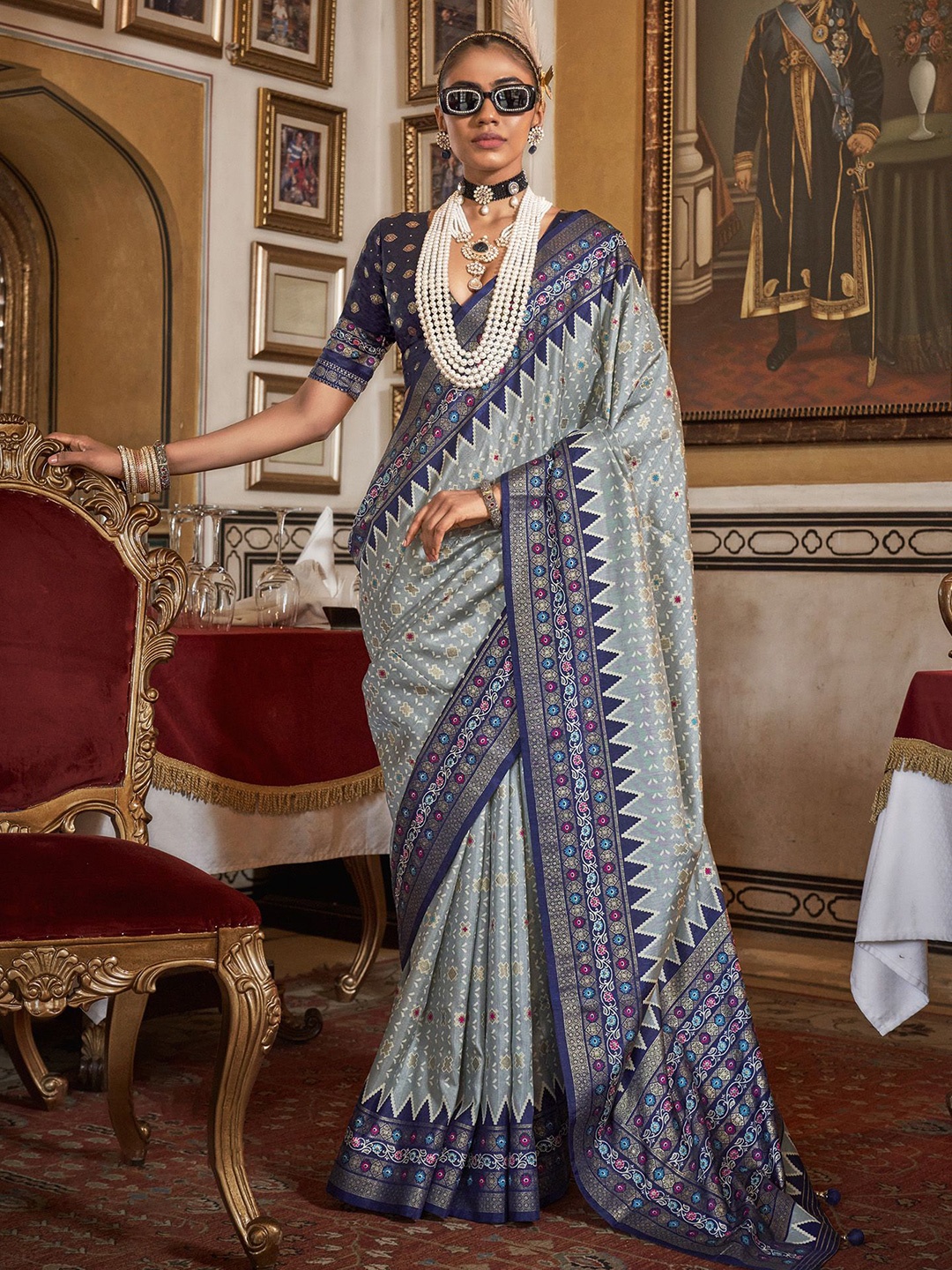 

elora Woven Design Silk Blend Patola Saree, Grey